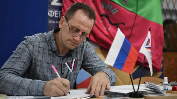 Сотрудник избирательного участка в Константиновке на выборах президента России Сотрудник избирательного участка в Константиновке на выборах президента России