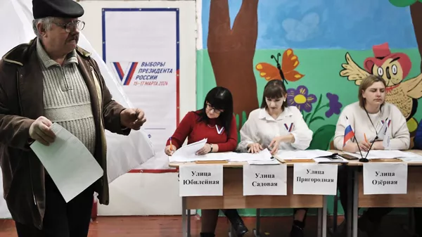Мужчина голосует на выборах президента России на избирательном участке в Константиновке Мужчина голосует на выборах президента России на избирательном участке в Константиновке