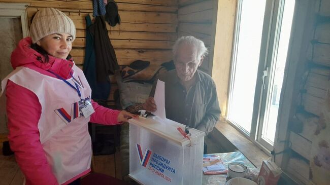 Члены избирательной комиссии села Усмангали в Башкирии отвезли ящик для голосования 90-летнему отшельнику Кинзягулу Салимгарееву 