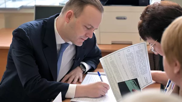 Кандидат в президенты РФ, заместитель председателя Государственной Думы РФ Владислав Даванков голосует на президентских выборах на избирательном участке в Смоленске Кандидат в президенты РФ, заместитель председателя Государственной Думы РФ Владислав Даванков голосует на президентских выборах на избирательном участке в Смоленске