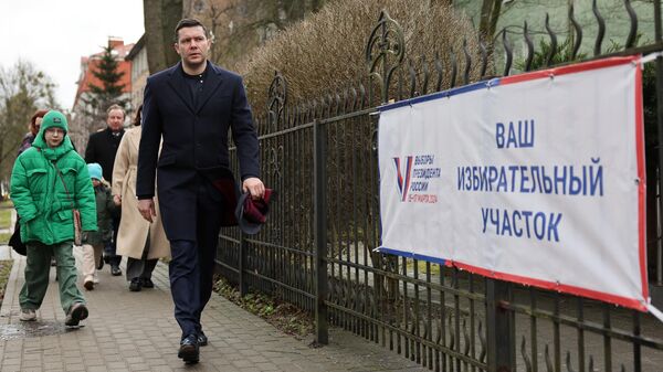 Губернатор Калининградской области Антон Алиханов на пути к избирательному участку No332 в Калининграде