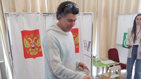 Николай Цискаридзе во время голосования на выборах президента РФ на избирательном участке в Сириусе