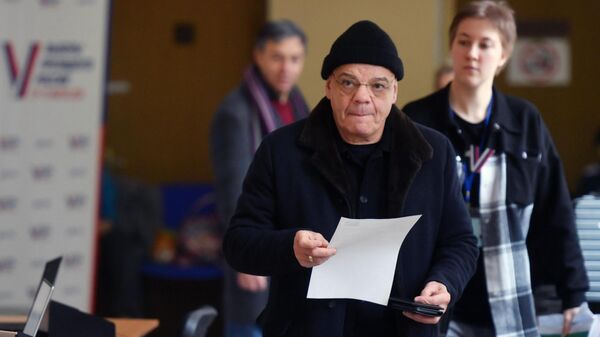 Актер Константин Райкин голосует на выборах президента России на избирательном участке школы №1282 Сокольники в Москве
