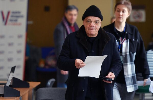 Актер Константин Райкин голосует на выборах президента России на избирательном участке школы №1282 Сокольники в Москве