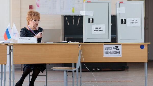 Сотрудница избирательного участка на выборах президента России