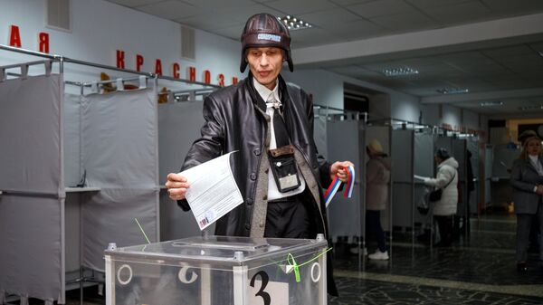 Мужчина голосует на избирательном участке в Доме офицеров российской армии в Тирасполе на выборах президента России. 17 марта 2024