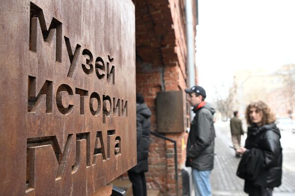 Люди стоят в очереди избирательном участке № 151 в Государственном музее истории ГУЛАГа в Москве на выборах президента России