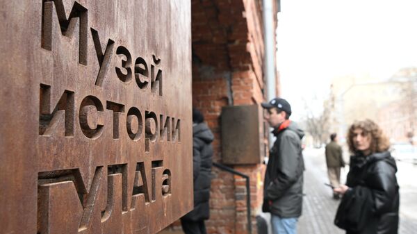 Люди стоят в очереди избирательном участке № 151 в Государственном музее истории ГУЛАГа в Москве на выборах президента России