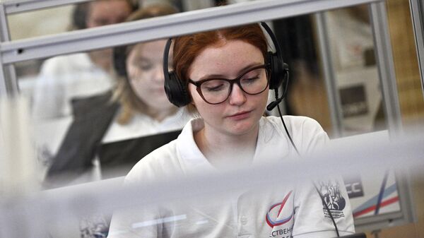 Сотрудники колл-центра принимают звонки на горячую линию в ситуационном центре по наблюдению за выборами президента РФ