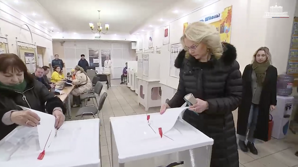 Вице-премьер РФ Татьяна Голикова во время голосования на выборах президента РФ на одном из избирательных участков Москвы
