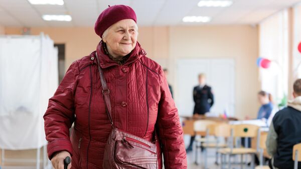 Женщина проголосовала на выборах президента России на избирательном участке в Иваново. 17 марта 2024