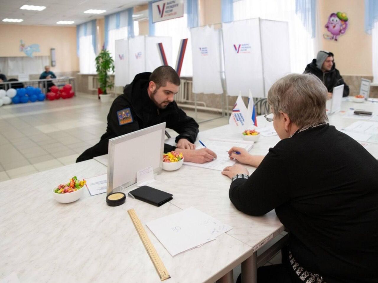 Миньон, блины и танцы сопровождают выборы на участке в Ростове-на-Дону -  РИА Новости, 17.03.2024