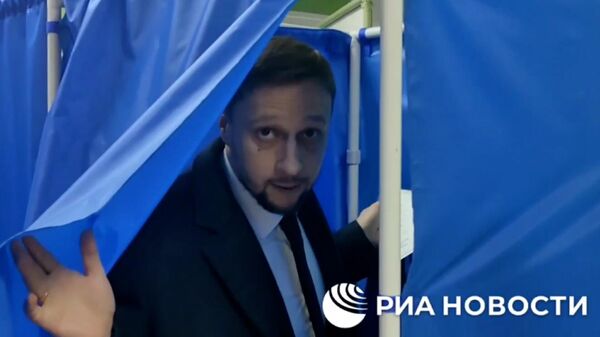 Глава избиркома ДНР голосует на выборах президента 