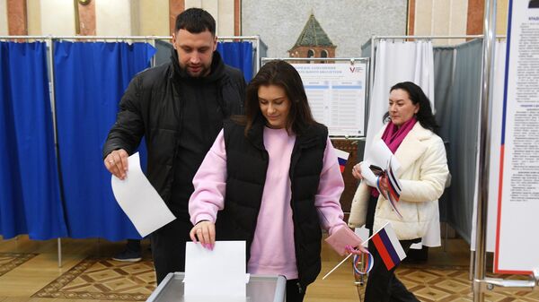 Люди голосуют на избирательном участке в посольстве РФ в Минске на выборах президента России. 17 марта 2024