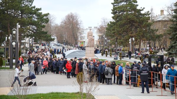 Люди стоят в очереди на избирательный участок в Бендерах для голосования на выборах президента России. 17 марта 2024