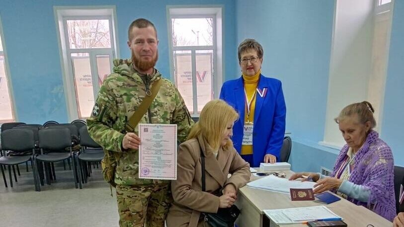 Военнослужащий, вернувшись в Саратовскую область в отпуск из зоны СВО, сразу после регистрации брака проголосовал на выборах президента России - РИА Новости, 1920, 17.03.2024