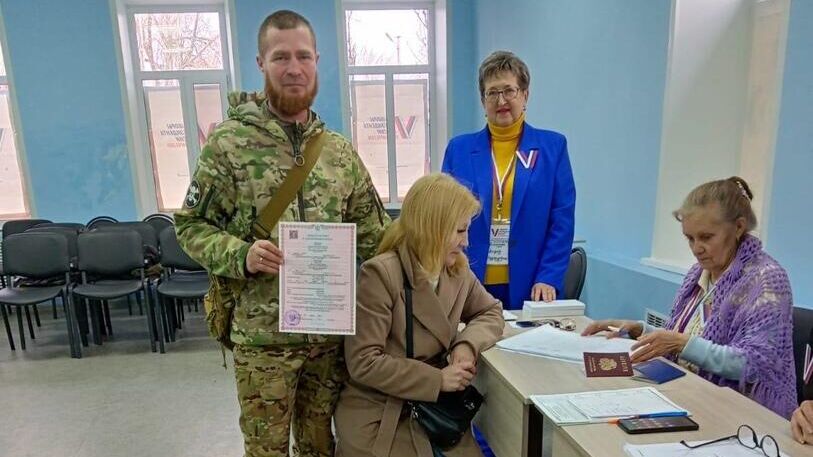 Военнослужащий, вернувшись в Саратовскую область в отпуск из зоны СВО, сразу после регистрации брака проголосовал на выборах президента России - РИА Новости, 1920, 17.03.2024