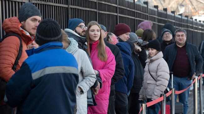 Люди стоят в очереди, чтобы проголосовать на выборах президента России на избирательном участке в посольстве России в Алма-Ате. 17 марта 2024