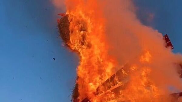 Чучело Жар-птицы высотой 12 метров сожгли в городе Арамиль Свердловской области в завершение Масленицы