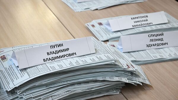 Разложенные бюллетени кандидатов на должность президента России после их подсчета по окончании процедуры голосования на выборах президента России