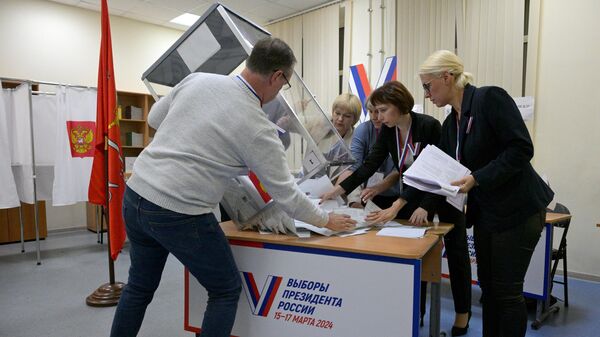 Члены участковой избирательной комиссии во время подсчета голосов