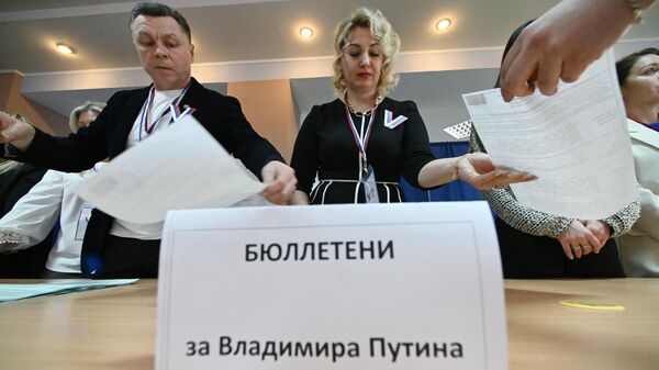 Подсчет голосов на выборах президента РФ на избирательном участке 