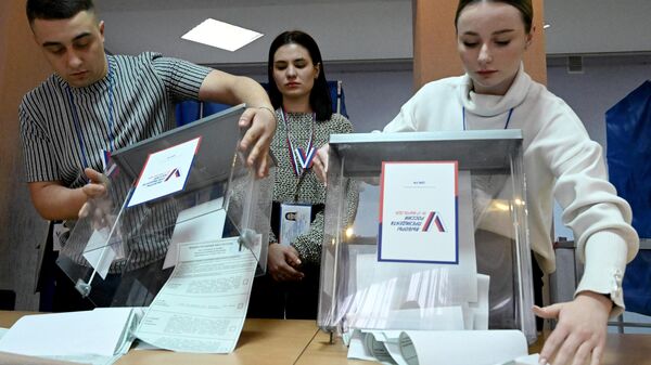 Подсчет голосов на выборах президента РФ на избирательном участке в станице Луганская