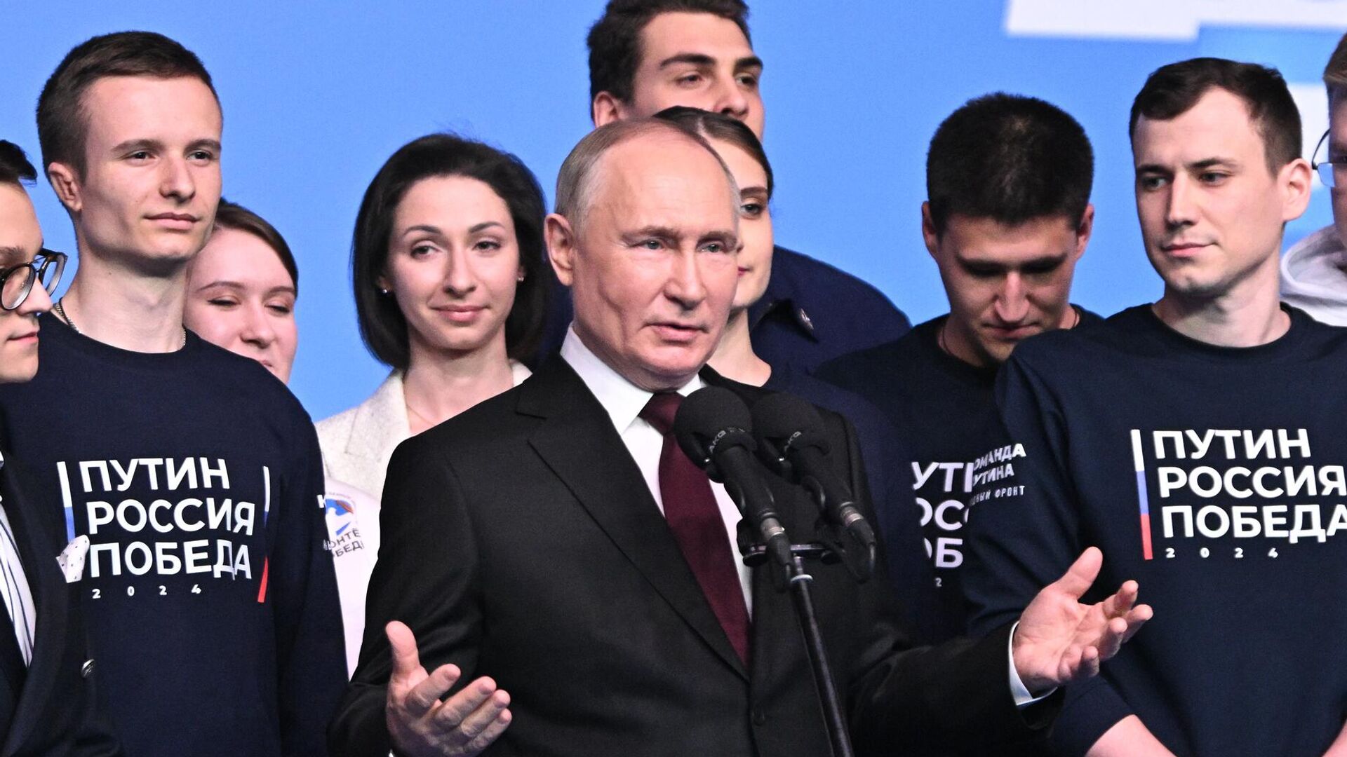 Кандидат в президенты РФ, действующий президент РФ Владимир Путин на встрече с доверенными лицами в избирательном штабе1