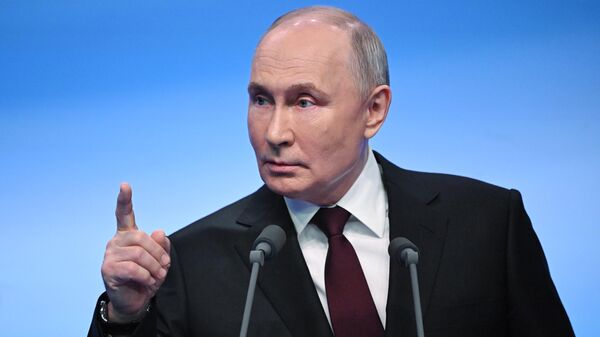 Кандидат в президенты РФ, действующий президент РФ Владимир Путин выступает перед журналистами в своем избирательном штабе