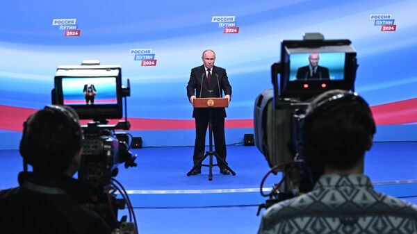 Кандидат в президенты России, действующий президент Владимир Путин выступает перед журналистами в своем избирательном штабе
