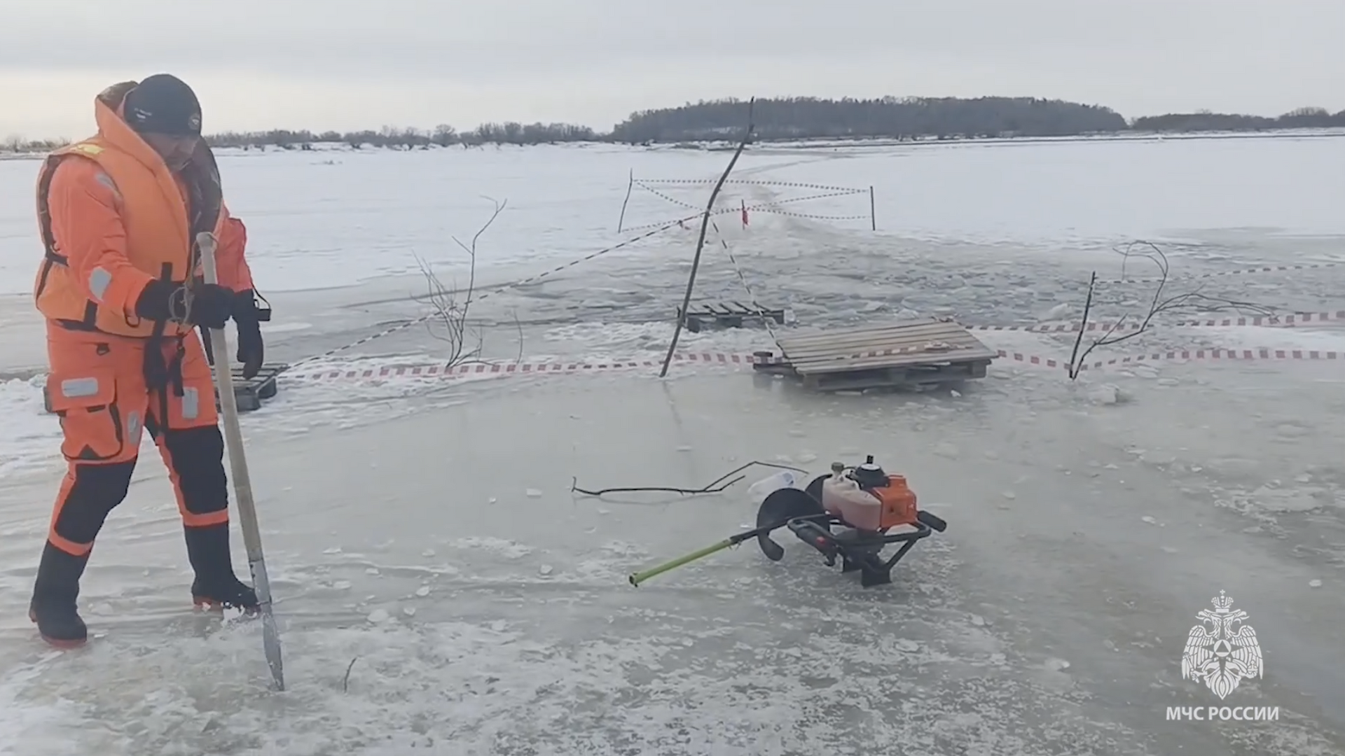 В Твери подросток проплыл на льдине по Волге, правоохранители проводят проверки