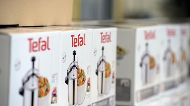 Товары фирмы Tefal на полке в магазине