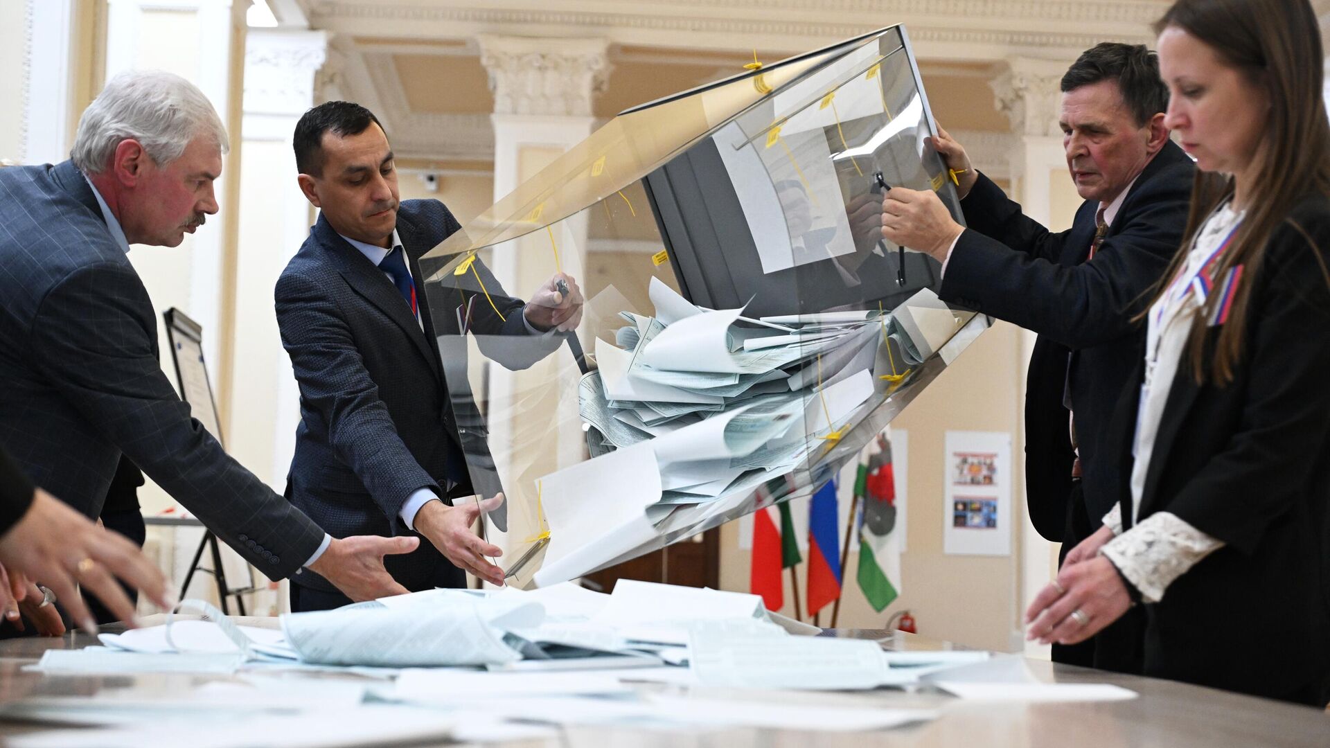 Члены участковой избирательной комиссии подсчитывают голоса после окончания процедуры голосования - РИА Новости, 1920, 21.03.2024