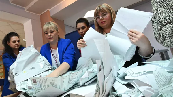 Καταμέτρηση ψήφων στις ρωσικές προεδρικές εκλογές σε εκλογικό κέντρο στο Λουγκάνσκ