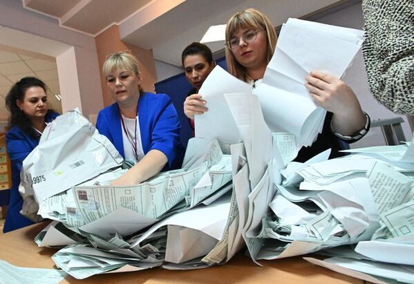 Подсчет голосов на выборах президента РФ на избирательном участке в Луганске