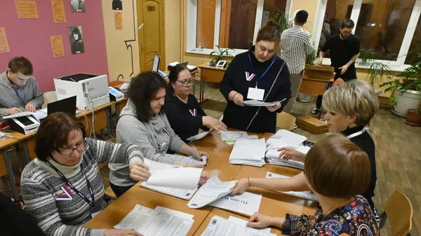 Καταμέτρηση ψήφων στις ρωσικές προεδρικές εκλογές σε εκλογικό κέντρο στη Μόσχα
