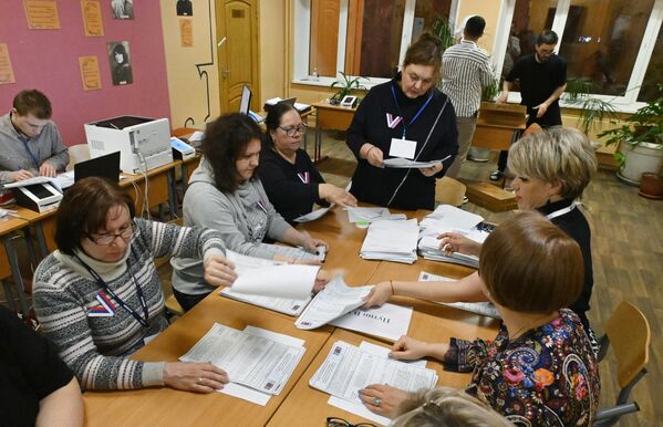 Подсчет голосов на выборах президента РФ на избирательном участке в Москве