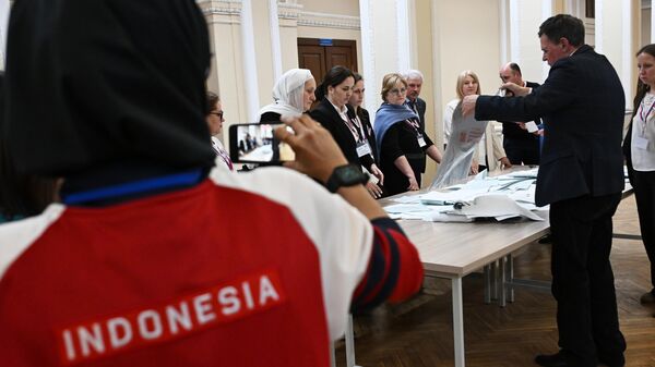 Члены участковой избирательной комиссии подсчитывают голоса после окончания процедуры голосования на выборах президента России на избирательном участке №42 в Казани