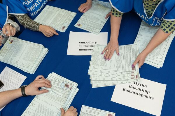 Подсчет голосов на выборах президента РФ на избирательном участке №42 в Петропавловске-Камчатском
