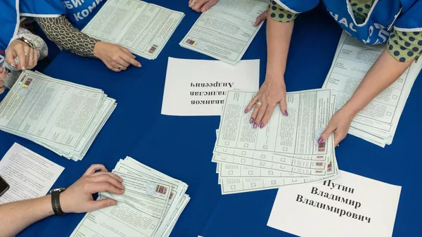 Καταμέτρηση ψήφων στις ρωσικές προεδρικές εκλογές στο εκλογικό κέντρο Νο. 42 στο Petropavlovsk-Kamchatsky