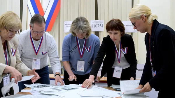 Μέλη περιφερειακής εκλογικής επιτροπής κατά την καταμέτρηση των ψήφων μετά το τέλος της διαδικασίας ψηφοφορίας στις προεδρικές εκλογές στη Ρωσία σε εκλογικό κέντρο στην Αγία Πετρούπολη