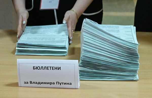 Подсчет бюллетеней за Владимира Путина на выборах президента РФ на избирательном участке в Луганске