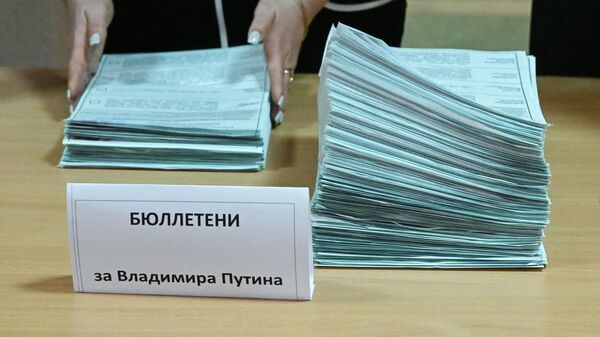 Подсчет бюллетеней за Владимира Путина на выборах президента РФ на избирательном участке в Луганске