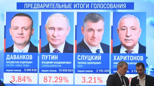 Οθόνες στο κέντρο πληροφοριών της Κεντρικής Εκλογικής Επιτροπής της Ρωσικής Ομοσπονδίας με προκαταρκτικά αποτελέσματα ψηφοφορίας στις προεδρικές εκλογές της Ρωσικής Ομοσπονδίας