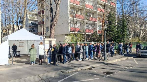 Люди стоят в очереди на избирательный участок в российский культурный центр в Будапеште для голосования на выборах президента России. 17 марта 2024