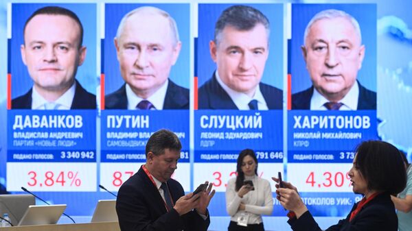 Экраны в информационном центре Центральной избирательной комиссии  с предварительными итогами голосования на выборах президента России