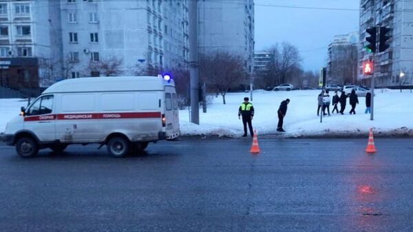 Место происшествия, где водитель скорой помощи насмерть сбил пенсионерку в Новокузнецке Кемеровской области. 18 марта 2024