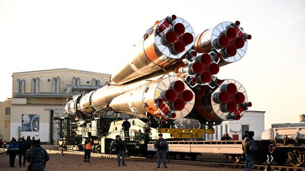 Вывоз ракеты-носителя Союз-2.1а с кораблем Союз МС-25 на стартовый комплекс космодрома Байконур