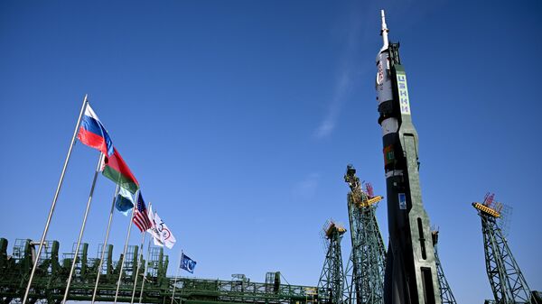 Установка ракеты-носителя Союз-2.1а с кораблем Союз МС-25 на стартовый комплекс космодрома Байконур