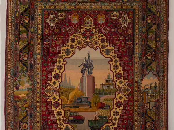 Экспонат выставки Ковер историй. Сюжеты и портреты в искусстве ковроткачества стран СНГ Экспонат выставки Ковер историй. Сюжеты и портреты в искусстве ковроткачества стран СНГ